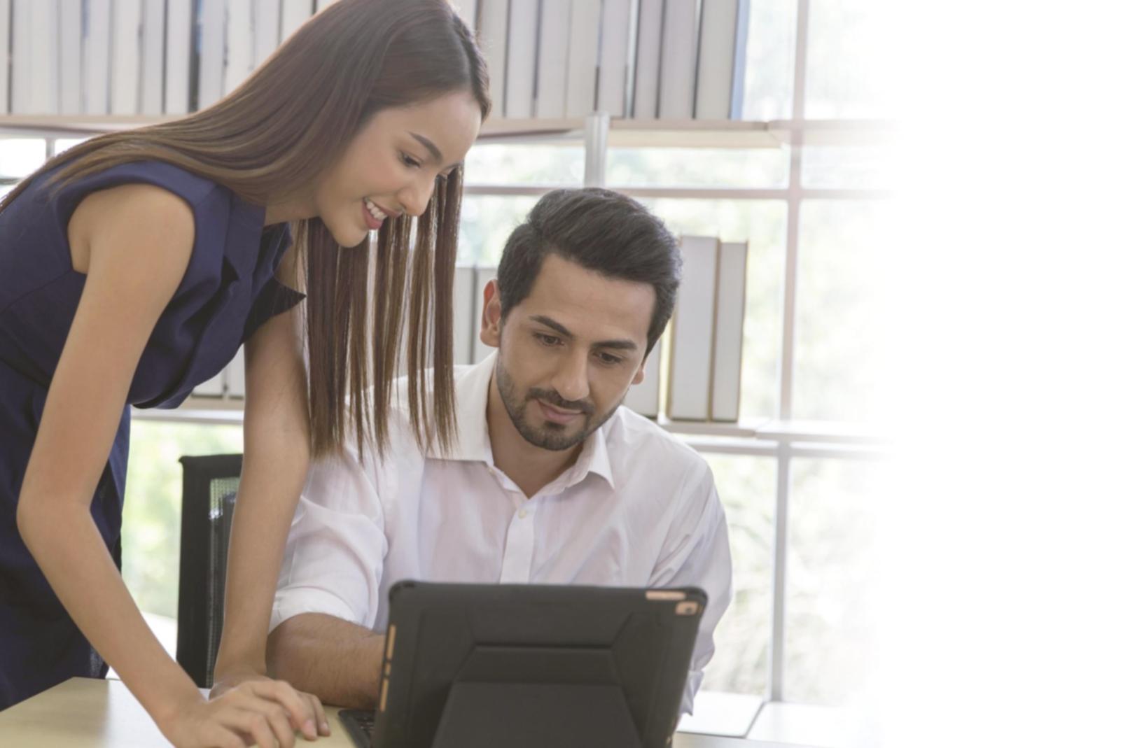 Consultor financiero analizando documentos con cliente durante sesión de planificación personalizada